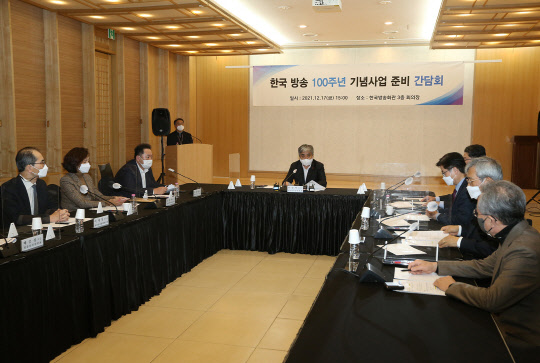 이재영 정보통신정책연구원 기획조정본부장(왼쪽부터), 유정아 한국IPTV방송협회 협회장,박성제 한국방송협회 협회장, 한상혁 방송통신위원회 위원장, 이백만 한국방송광고진흥공사 사장, 이래운 한국케이블TV방송협회 협회장, 박종현 한국전자통신연구원 부원장, 도준호 한국방송학회 학회장이 간담회에서 논의하고 있다. 방송통신위원회 제공